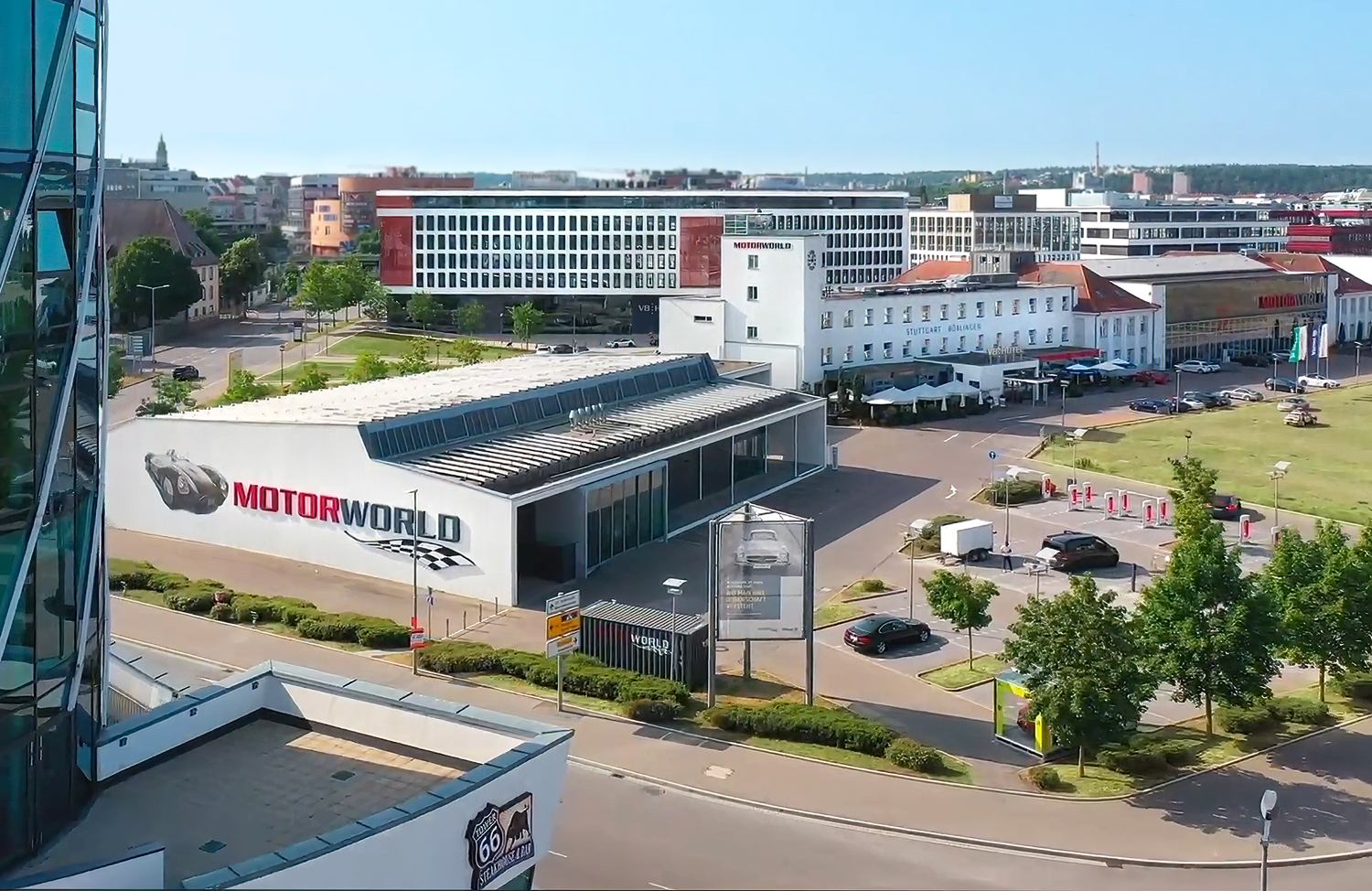 V8 Hotel und Motorworld Böblingen von außen